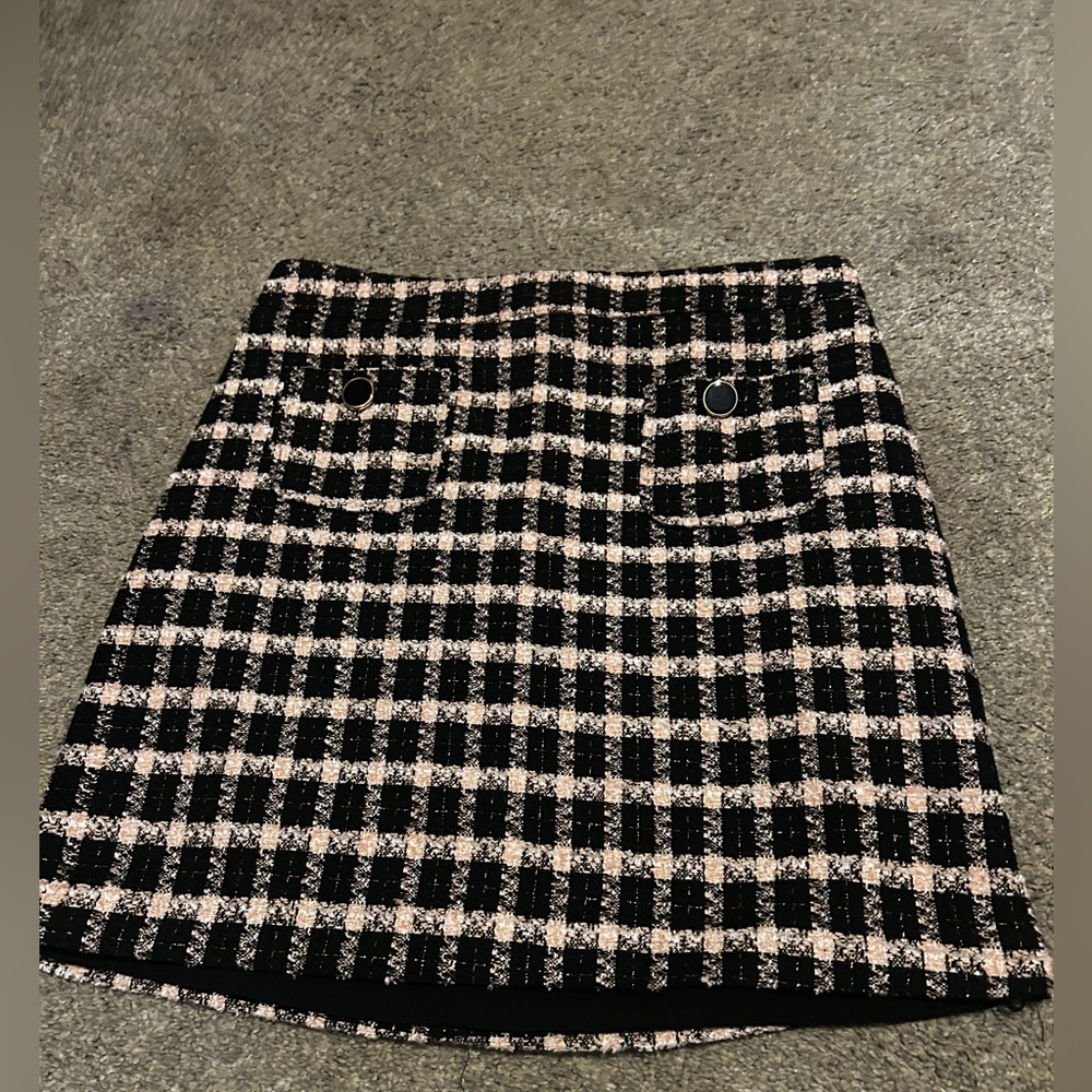 Woman’s Chic Black and Pink Plaid Skirt size 6 like new